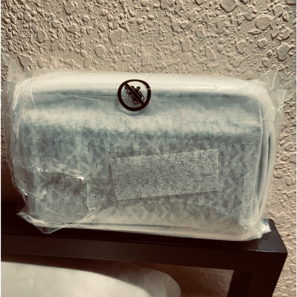 MICHAEL KORS. NEW -SILVER JET SET CHARM - Picture 9 of 10